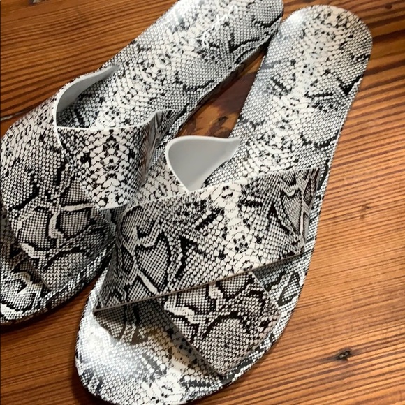 17. Qupid White/ Black Snake Slides / Sandals - Picture 2 of 6